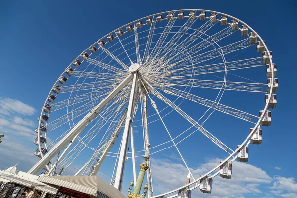 Pariserhjul Roue de Paris på Place de la Concorde. Solig dag. Resa till berömda sevärdheter — Stockfoto