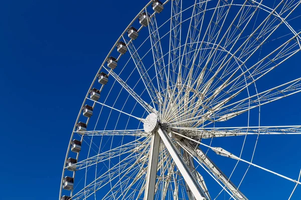 Riesenrad roue de paris am place de la concorde. sonniger Tag. Reise zu berühmten Sehenswürdigkeiten — Stockfoto