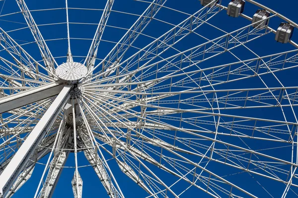 Riesenrad roue de paris am place de la concorde. sonniger Tag. Reise zu berühmten Sehenswürdigkeiten — Stockfoto