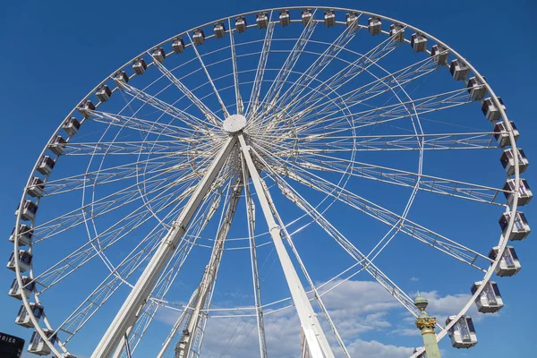 Riesenrad roue de paris am place de la concorde. sonniger Tag. Reise zu berühmten Sehenswürdigkeiten — Stockfoto