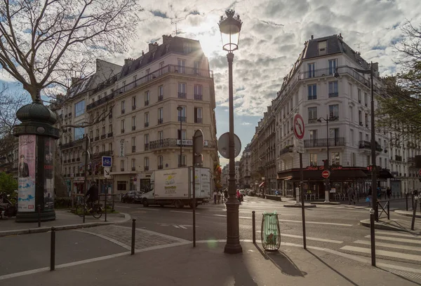 Париж, Франція, 27 березня 2017 року: Avenir станції. Типовий паризьких вуличних на ранок — стокове фото