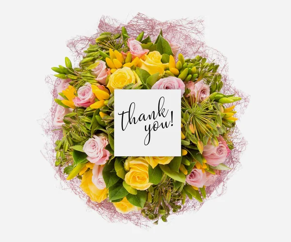 Flores frescas cacho e cartão com palavras obrigado escrito nele — Fotografia de Stock