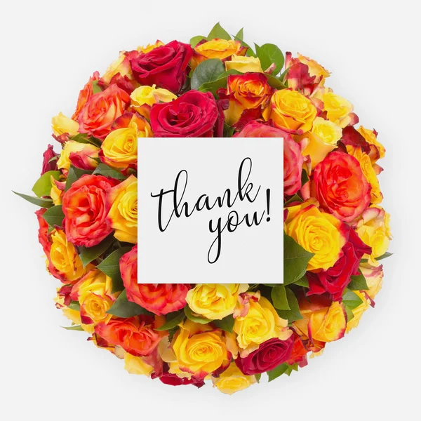 Svazek čerstvé květiny a karta se slovy Děkuji napsáno na něm — Stock fotografie