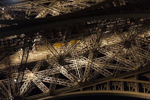 Paříž, 27 březen 2017: Eiffelova věž v Paříži v noci s rozsvícenými světly — Stock fotografie