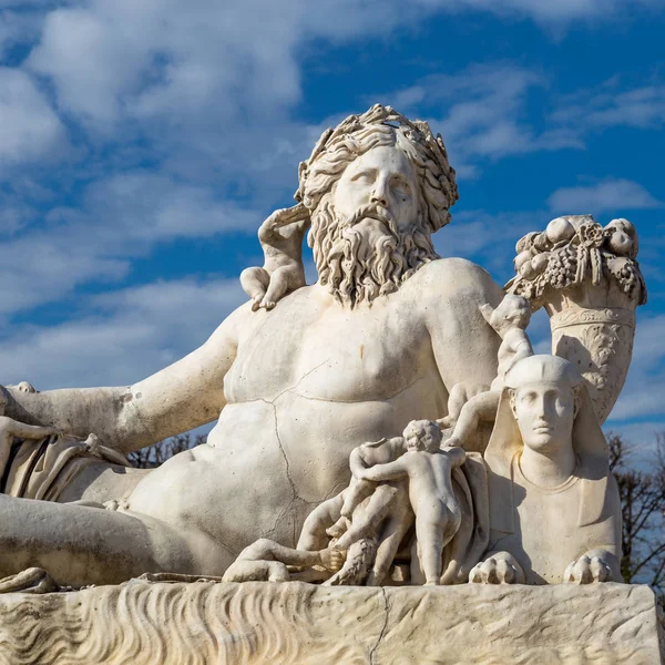 Статуї колоса Нілу в Тюїльрі в Парижі яскраві блакитному небі з білі хмари — стокове фото