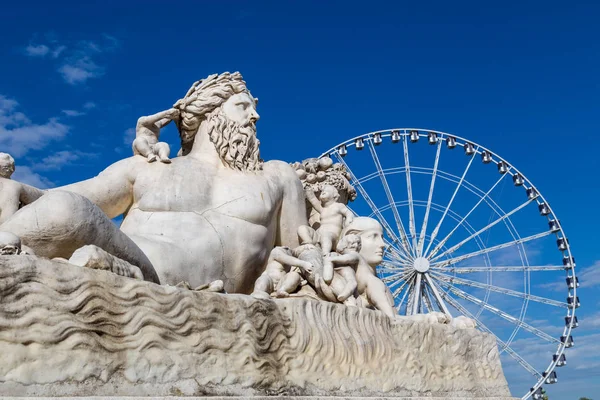 巴黎杜乐丽的一尊巨像尼罗河雕像, 对着一颗白云明亮的蓝天 — 图库照片