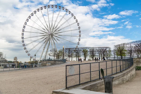 Paris, Frankrike, mars 28 2017: pariserhjul - utsikt från Jardin des Tuileries. Giant Ferris wheel Grande Roue ställs in på Place de la Concorde, mellan Obelisque och Jardin des Tuileries. — Stockfoto