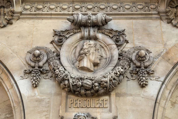 Architektonické detaily opery National de Paris: Percolese Facade socha. Grand Opera je slavná novobarokní budova v Paříži. Seznam světového kulturního dědictví UNESCO — Stock fotografie