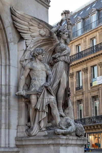Αρχιτεκτονικές λεπτομέρειες της Όπερα Εθνική de Paris: χορός ΠΡΟΣΟΨΗ γλυπτό του Καρπώ. Grand Opera Garnier Palace είναι διάσημο νεο-μπαρόκ κτίριο στο Παρίσι, Γαλλία - μνημείο παγκόσμιας κληρονομιάς της UNESCO — Φωτογραφία Αρχείου