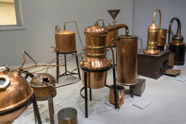 香水水、銅金属バット、博物館の一部の生産のための蒸留器 — ストック写真