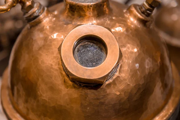 Brauerei Wasserkocher Nahaufnahme Innenbrauerei im Keller, Nahaufnahme — Stockfoto