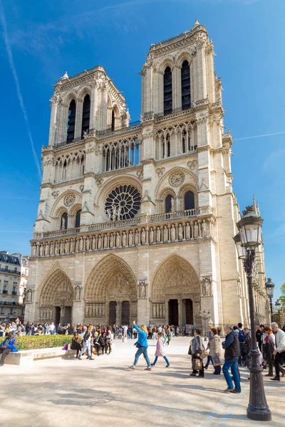 Párizs, Franciaország, március 27-2017: híres Notre Dame katedrális homlokzata Szent szobrokat. UNESCO Világörökség — Stock Fotó