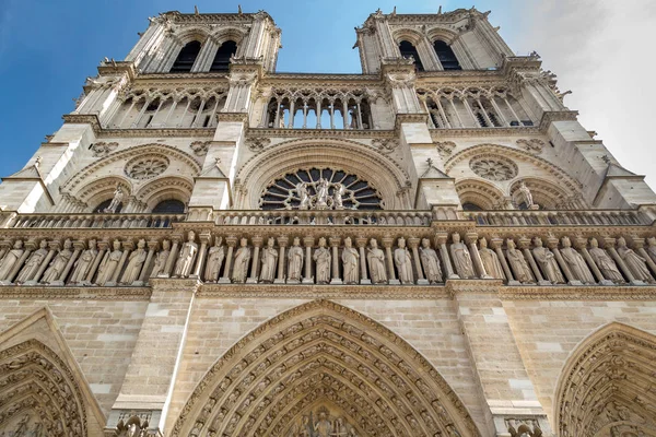 法国巴黎著名的圣母座堂正面装饰着圣徒雕像.教科文组织世界遗产场址 — 图库照片