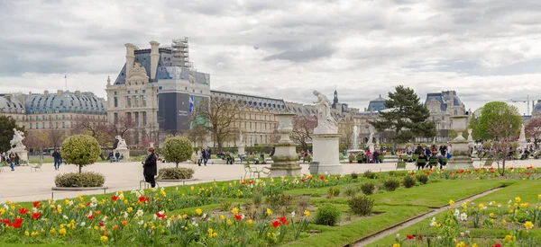 Spring in Garden of the Tuileries which is one of most famous parks in Paris, France — Stock Photo, Image