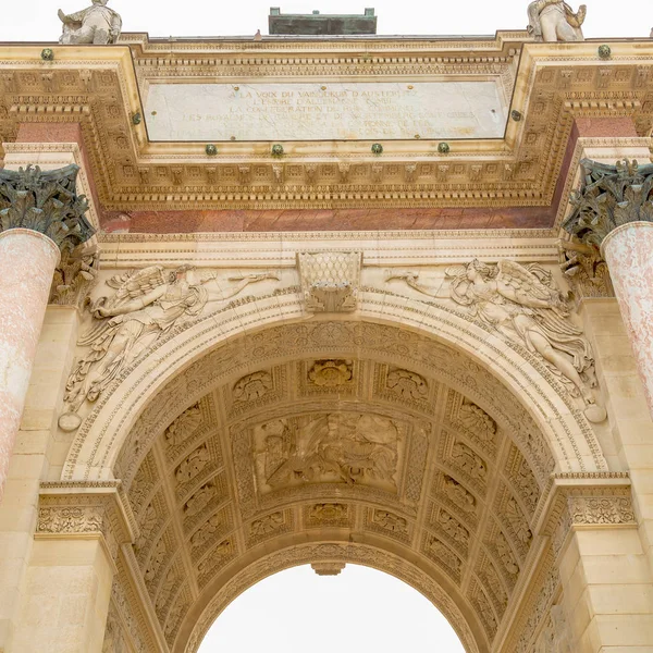 Paris, France - March 28, 2017: The Carrousel Triumphal Arch Arc de Triomphe du Carrousel in front of the Louvre — Stock Photo, Image