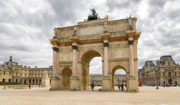 París, Francia - 28 de marzo de 2017: El Arco del Triunfo de Carrousel Arco del Triunfo del Carrousel frente al Louvre — Foto de Stock