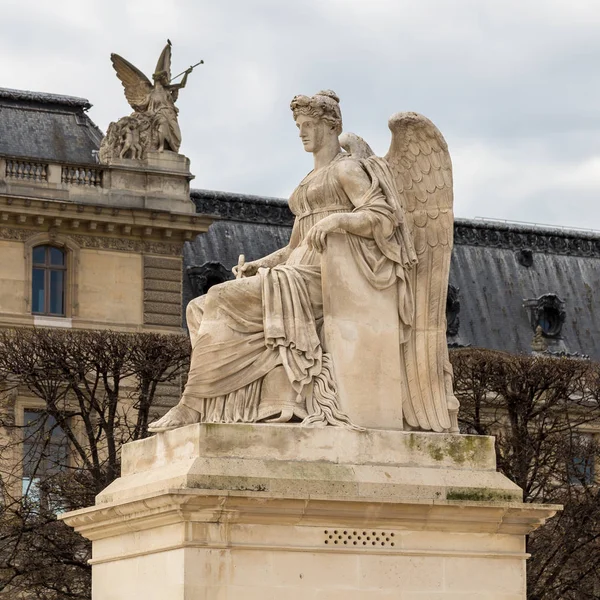 Angel άγαλμα στην Θριαμβική Αψίδα Arc de Triomphe du Carrousel στο παλάτι του Κεραμεικού. Το μνημείο κατασκευάστηκε μεταξύ 1806-1808 να τιμήσουν Napoleons στρατιωτικές νίκες — Φωτογραφία Αρχείου