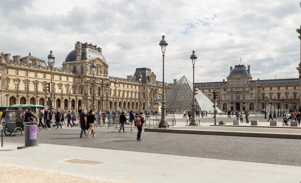 Париж, Франція - 28 березня 2017: Лувру в Парижі на один прекрасний літній день — стокове фото