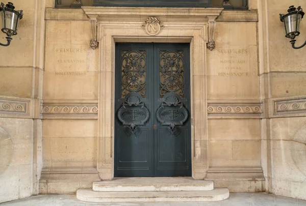 Paris, France, 28 mars 2017 : Portes extérieures architecturales détails du musée du Louvre — Photo