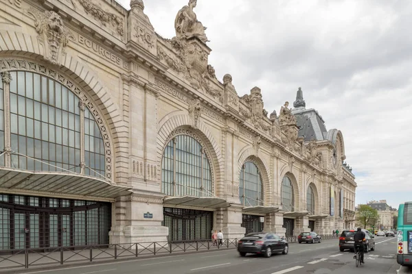 Paříž, Francie, 28 březen 2017: Dorsay muzeum na levém břehu řeky Seiny. Dorsay sídlí v bývalém Gare Dorsay. Dorsay drží převážně francouzského umění z let 1848-1915 — Stock fotografie