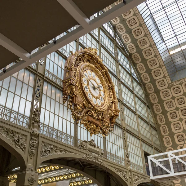 巴黎，法国，2017 年 3 月 28 日︰ Dorsay.The 博物馆奥赛博物馆的金色时钟是在巴黎，塞纳河左岸的一座博物馆 — 图库照片