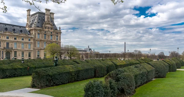Παρίσι, Γαλλία - 28 Μαρτίου 2017: Το Μουσείο του Λούβρου στο Παρίσι σε μια όμορφη καλοκαιρινή μέρα — Φωτογραφία Αρχείου
