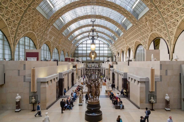 Paříž, Francie, 28 březen 2017: Návštěvníci v Musée dorsay v Paříži. V muzeu jsou největší sbírku mistrovských děl a — Stock fotografie