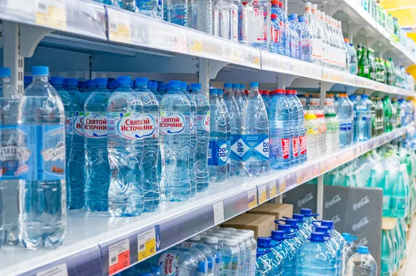 Moskva, Rusko - 12. března 2018: Minerální a čisté lahve s vodou displej na polici v supermarketu — Stock fotografie