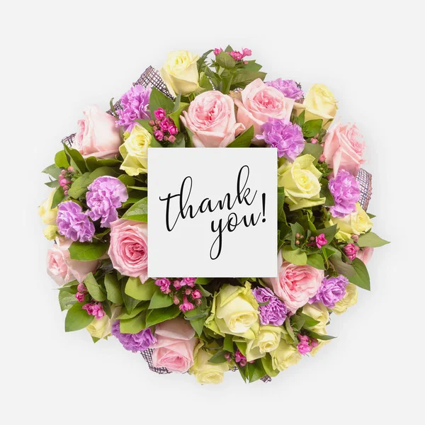 Frischer Blumenstrauß und Karte mit Dankesworten drauf — Stockfoto