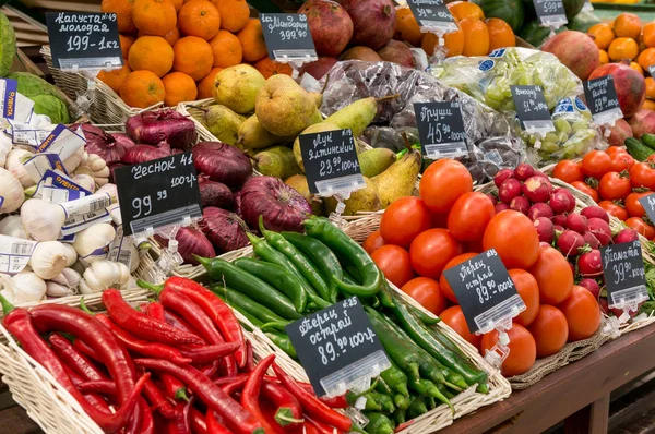 Moscow, Russia - March 12, 2018: Fresh vegetables and fruits ready for sale in supermarket Lenta. One of largest retailer in Russia — Stock Photo, Image