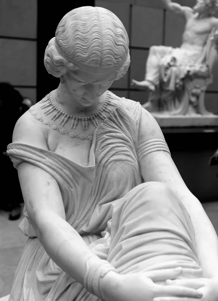 Paris, Frankrike, mars 28 2017: Marmor skulptur av en vacker ung kvinna. I Musee dorsay, museum i Paris, på vänstra banken av Seine — Stockfoto