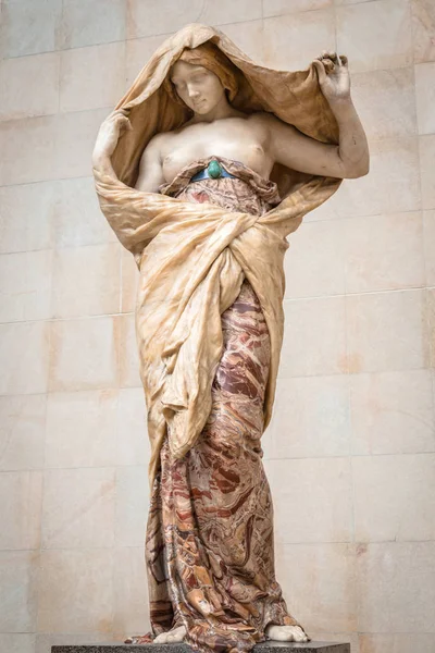 Parijs, Frankrijk, 28 maart 2017: Marmeren sculptuur van een mooie jonge vrouw. In Musee dorsay, museum in Parijs, op de linkeroever van de Seine — Stockfoto