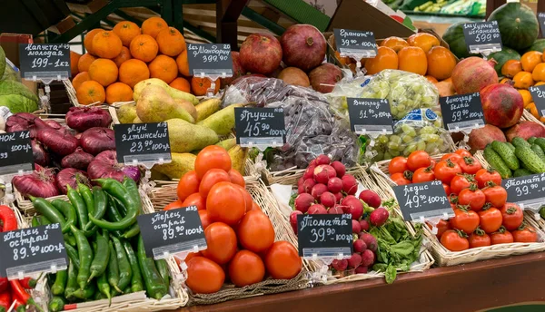 Moscow, Russia - March 12, 2018: Fresh vegetables and fruits ready for sale in supermarket Lenta. One of largest retailer in Russia — Stock Photo, Image