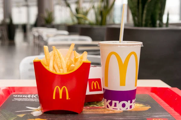 Moskau, russland, 15. märz 2018: mcdonalds big mac hamburger menu, Pommes frites und coca cola — Stockfoto