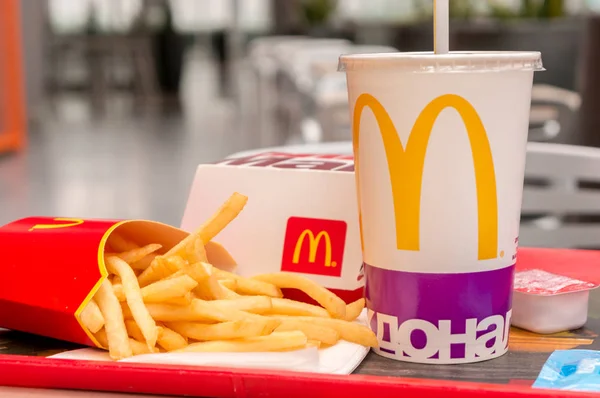 Moskau, russland, 15. märz 2018: mcdonalds big mac hamburger menu, Pommes frites und coca cola — Stockfoto