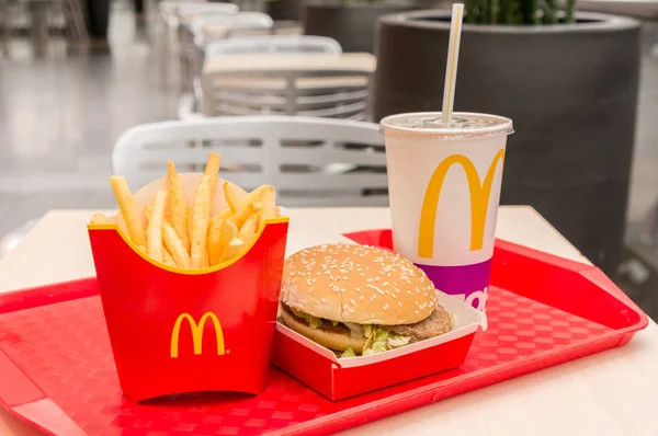 Moskva, Ryssland, mars 15 2018: Mcdonalds Big Mac hamburgermeny, pommes frites och Coca Cola — Stockfoto