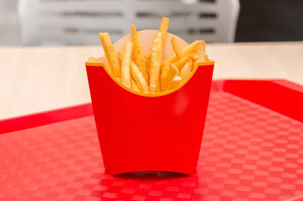 Batatas fritas em caixa vermelha em uma bandeja — Fotografia de Stock