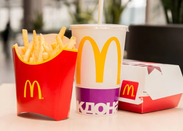 Москва, Россия, 15 марта 2018 года: гамбургерное меню McDonalds Big Mac, картошка фри и кока-кола — стоковое фото