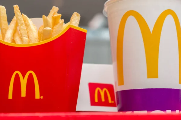 Moskwa, Rosja, 15 marca 2018: Mcdonalds Big Mac hamburger menu, frytek i Coca Cola — Zdjęcie stockowe