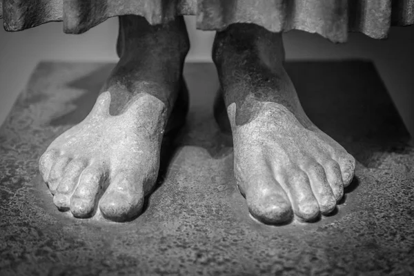 Acercamiento de los dedos de los pies en un pie de una estatua — Foto de Stock