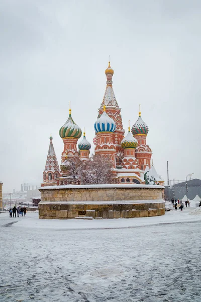 St. Catedral de Basil vista através da neve. Praça Vermelha, Moscou, Rússia — Fotografia de Stock
