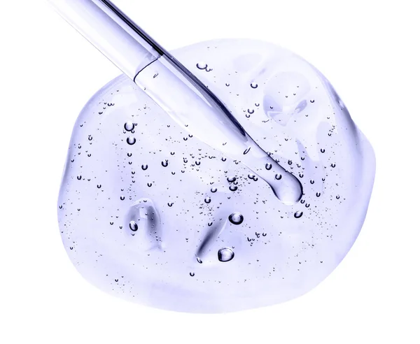 Vloeibare gel of serum op een scherm van microscoop witte geïsoleerde achtergrond. Cosmetische pipet met transparante gel op witte achtergrond. Serumolie in pipet. Cosmetische druppelpipet met belletjes — Stockfoto