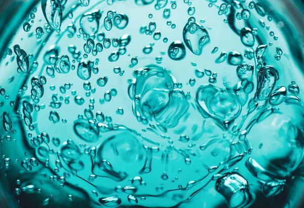 Water blauwe gel ballen. Polymeergel. Silica gel. Blauwe hydrogel. Kristallen vloeibare bal met reflectie. Textuur achtergrond. Sluit de macro. Soapsuds achtergrond met luchtbellen — Stockfoto