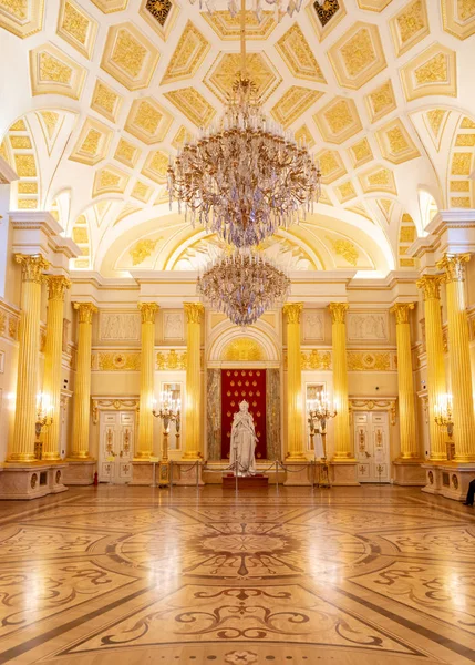 Moscou, Rússia, 23 de outubro de 2019: Estátua da Imperatriz Catarina Magna no salão dourado do Grande Palácio Tsaritsyn na reserva do museu Tsaritsyno. Palácio russo interior branco e dourado — Fotografia de Stock