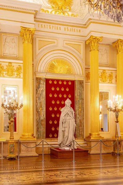 Moscou, Rússia, 23 de outubro de 2019: Estátua da Imperatriz Catarina Magna no salão dourado do Grande Palácio Tsaritsyn na reserva do museu Tsaritsyno. Palácio russo interior branco e dourado — Fotografia de Stock