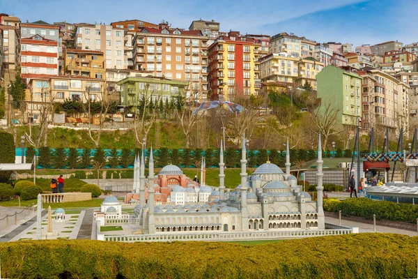 Istambul, Turquia - 23 de março de 2019: Miniaturk é um parque em miniatura na costa nordeste de Golden Horn em Istambul. O parque contém 122 modelos. Vista panorâmica de Miniaturk — Fotografia de Stock