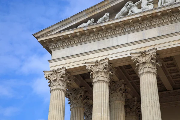 Vintage Old Justice Courthouse Column. Colonadă neoclasică cu coloane corintice ca parte a unei clădiri publice asemănătoare unui templu grecesc sau roman — Fotografie, imagine de stoc