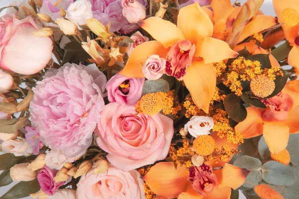 Καλοκαίρι ανθίζει ευαίσθητο λουλούδι σε ανθισμένα λουλούδια εορταστική φόντο, παστέλ και μαλακό μπουκέτο φύση floral κάρτα. Σύνθεση ανθοπωλείου σε μαύρο κοντινό πλάνο. Έννοια σχεδιασμού λουλουδιών — Φωτογραφία Αρχείου