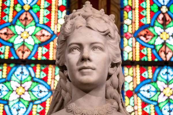 Будапешт, Венгрия, 22 марта 2018 года: Скульптура императрицы Елизаветы Австрийской и королевы Венгрии в церкви Святого Матфея с витражами на заднем плане — стоковое фото