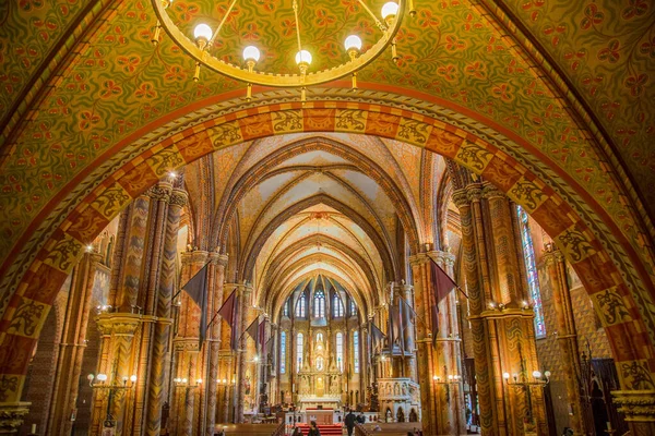 Budapeste, Hungria, 22 de março de 2018: O interior da Igreja da Assunção do Castelo de Buda. É mais comumente conhecida como Igreja Matthias e foi construída no século XIV. — Fotografia de Stock